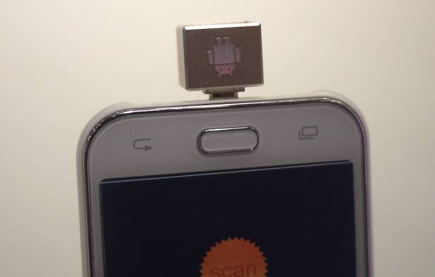 Computex 2015 ：偽裝成西裝胸針的茂森 Android 條碼掃瞄器