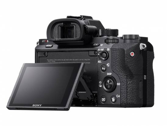 導入 42MP 35mm 片幅背照式元件與 399 點焦平面相位對焦點， Sony A7R II 霸氣登場