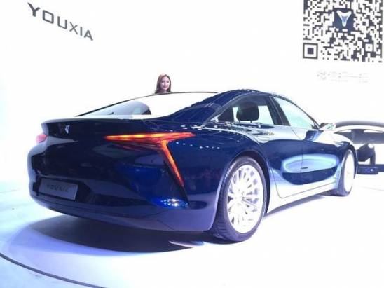 這不是 Tesla Models 嗎？做的還挺像的之上海遊俠 X 號稱最快 2017 年上市