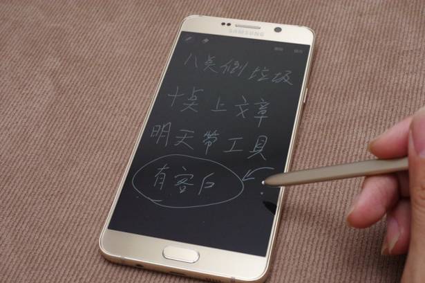 大螢幕搭配觸控筆設計再延續，三星 Galaxy Note 5 動手玩