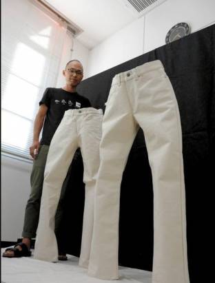 相撲地墊做的超厚牛仔褲，硬到自己會站…