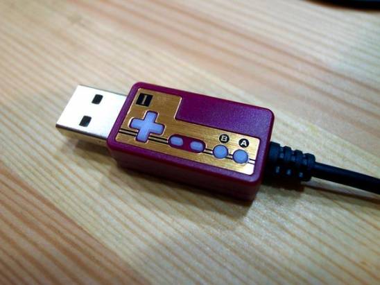 ［開箱］紅白機造型復古風USB充電線