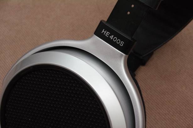 平價、易驅動的入門平面振膜耳機， HiFiMAN HE400S 動手玩