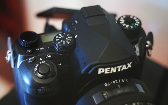 Ricoh 新款 Pentax 35mm 全片幅相機原型再曝光，相較早期原型體積縮小並搭載翻轉螢幕