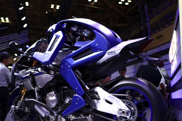 二足人形機器人才是日本人的浪漫！ Yamaha 展示為了超越 Rossi 的機車自動駕駛機器人 MOTOBOT ver.1