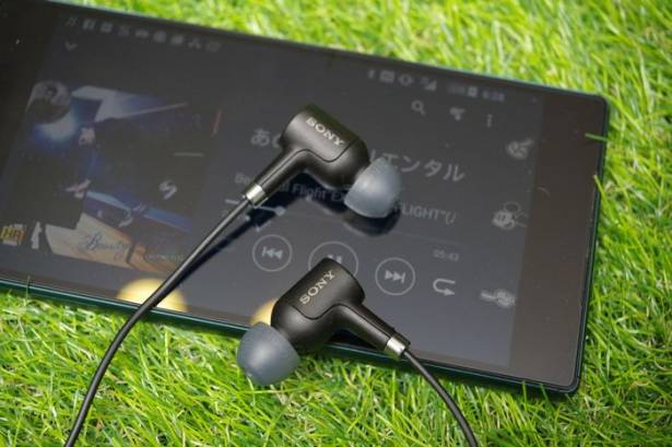 具 Hi-Res 認證與雙收音麥克風， Xperia 專用主動降噪耳機 Sony MDR-NC750 動手玩