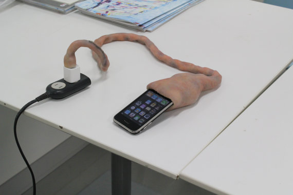 用「假臍帶、真充電線」來充iPhone是要嚇死誰…