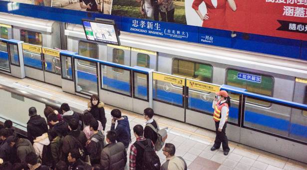 五十萬人的跨年回家之路！來看台北捷運如何疏通跨年夜的超爆量乘車人次，讓大家都能平安到家！