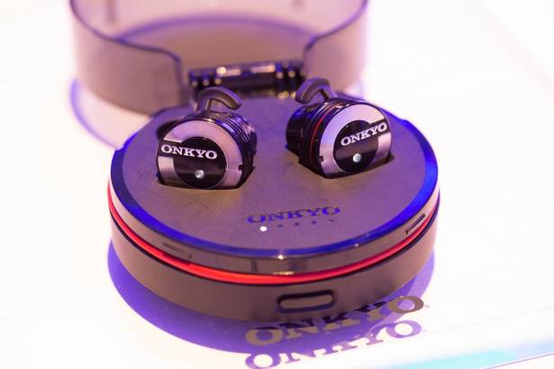 CES 2016 ：簡單就是美， Onkyo 展出它們的真無線入耳式耳機 W800BT
