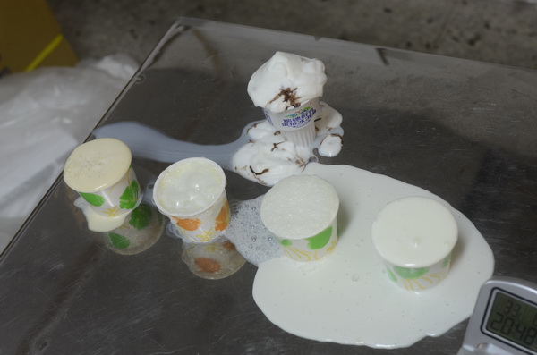 仿製瑞穗鮮乳的宅冰淇淋來進行融化實驗，人工添加物多未必融化得比較慢，融化比較快也未必就安全。但……