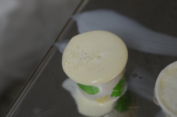 仿製瑞穗鮮乳的宅冰淇淋來進行融化實驗，人工添加物多未必融化得比較慢，融化比較快也未必就安全。但……