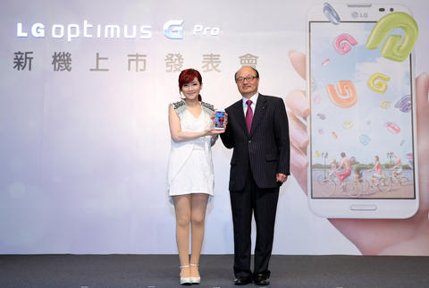 LG Optimus G Pro 終於在台推出，試圖挑戰機皇地位