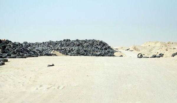 科威特的沙漠鳥瞰圖，那些一塊塊的黑色區塊到底是什麼呢？