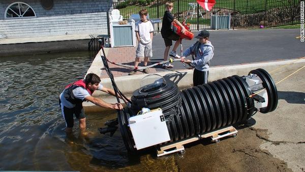 [科技新報]美高中生自製單人座潛水艇，可下潛到9公尺深的水中