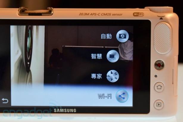 Samsung NX2000 台灣發表動手玩：行動觸控操作掛帥，簡化的實體按鈕操作體驗