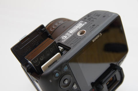 真正一手可掌握的 APS-C 單眼相機， Canon EOS 100D 動手玩