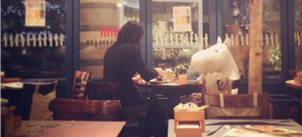 日本餐廳提供陪伴娃娃服務，讓你吃飯終結孤單！