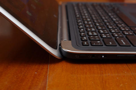 鋁合金與碳纖維的高質感混搭變形筆電， Dell XPS 12 動手玩