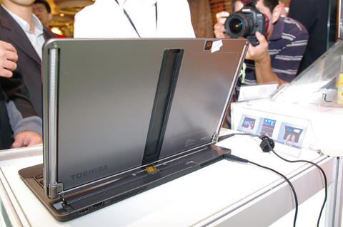 東芝因應 Windows 8 ，端出由台灣研發中心操刀的 U920t 觸控筆電（春電展主推 Sattllite U940）