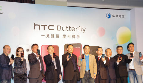 HTC Butterfly 蝴蝶機在台推出，建議售價 22,900 台幣（春電展更新粉紅蝴蝶）