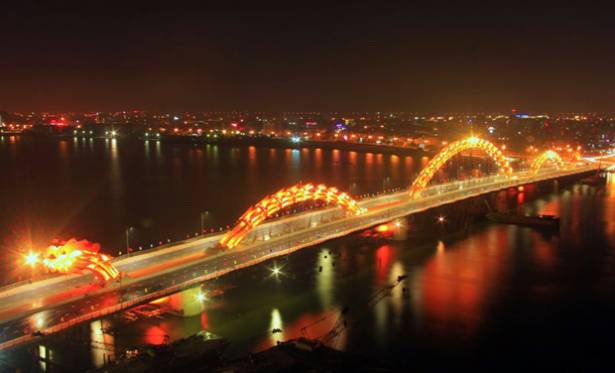 越南峴港市龍橋上象徵民族獨立的噴火龍