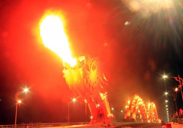 越南峴港市龍橋上象徵民族獨立的噴火龍