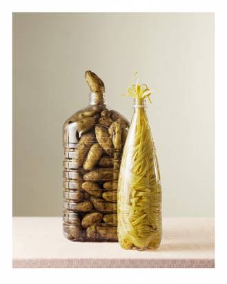 水果蔬菜通通塞進瓶子中的攝影集「Mæt」，表達出「我們想要的，未必是我們需要的」概念